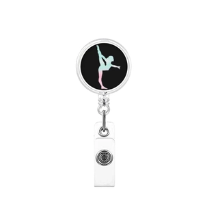 Dettaglio porta badge retrattile con silhouette di ginnasta colorata su base nera opaca