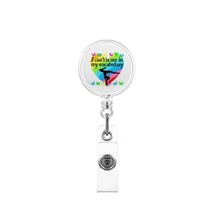 Dettaglio del porta badge retrattile con silhouette di ginnasta e citazione motivazionale