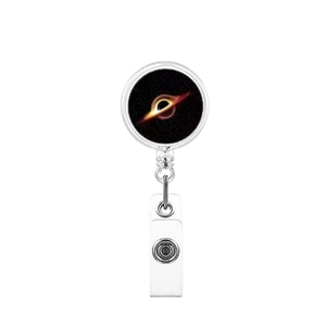 Dettaglio porta badge retrattile con design buco nero e cinturino in plastica trasparente