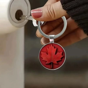Porte-clés argenté avec pendentif feuille d'érable du Canada ouvrant une porte