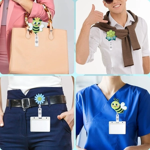 Dettaglio del porta badge retrattile con ape cartoon mostrato in vari scenari di utilizzo
