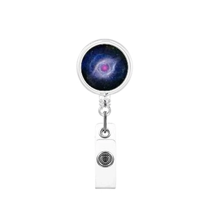 Dettaglio porta badge retrattile con motivo galassia nebulosa e clip in metallo