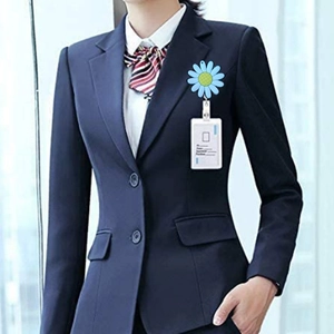 Portabadge retrattile a margherita blu con custodia trasparente su un abito elegante