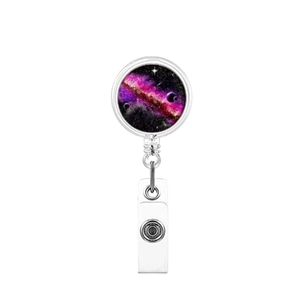 Dettaglio del porta badge retrattile con stampa galassia e cinturino in PVC