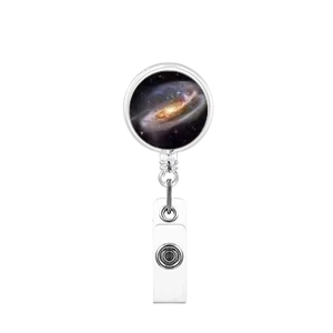 Dettaglio del porta badge retrattile con stampa a tema galassia e sistema solare