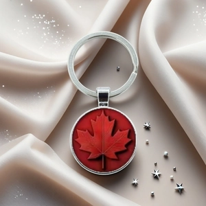 Vue détaillée du pendentif drapeau feuille d'érable du Canada sur du satin élégant