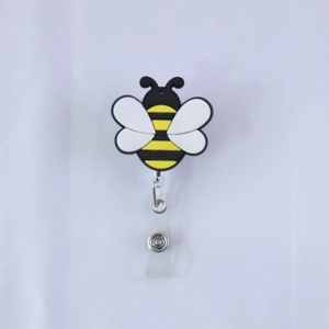 Dettaglio porta badge ape in PVC con cordino retrattile e gancio in metallo su sfondo bianco