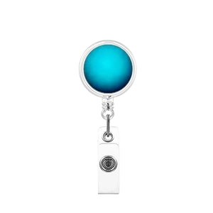 Dettaglio di un porta badge retrattile con superficie tonda blu e cinturino in vinile