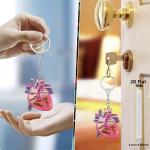 Détail du porte-clés cœur en acrylique 2D avec labels anatomiques et vue d'épaisseur