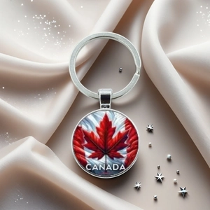 Détail du porte-clés feuille d'érable Canada sur satin avec de petites perles métalliques