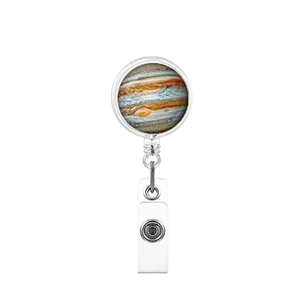 Dettaglio porta badge retrattile con design del pianeta Giove e cinturino in PVC