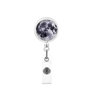 Dettaglio del porta badge retrattile con un design realistico della superficie lunare