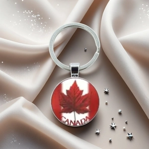 Détail d'un porte-clés en métal avec feuille d'érable du Canada sur fond de soie