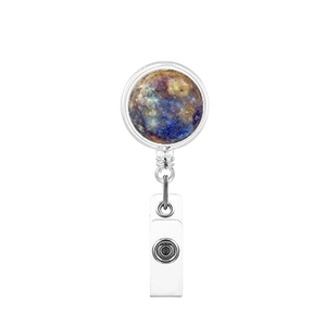 Dettaglio porta badge retrattile con stampa artistica nebulosa e cinturino a scatto
