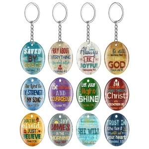 Gedetailleerde close-up van religieuze acryl cirkel sleutelhangers met inspirerende citaten.