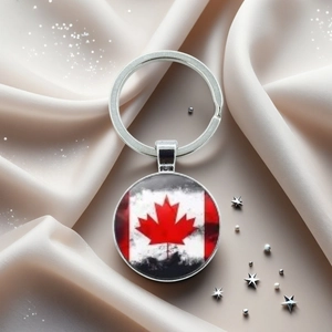 Vue détaillée porte-clés drapeau Canada avec feuille d'érable sur fond de soie