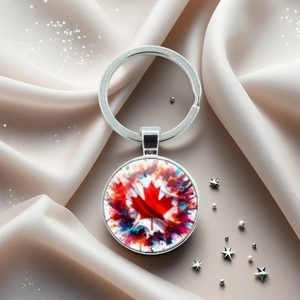 Détail du porte-clés feuille d'érable du Canada sur soie avec pendentif artistique