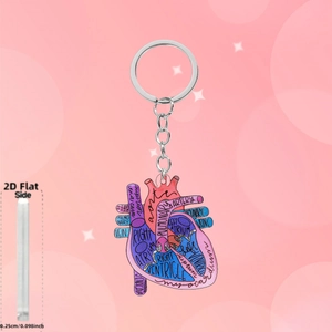 Détail du porte-clés cœur en acrylique 2D avec des étiquettes médicales et design fin