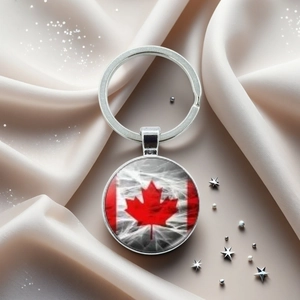 Vue détaillée du porte-clés drapeau du Canada avec feuille d'érable sur soie élégante