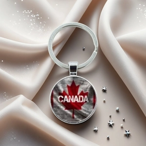 Détail d'un porte-clés feuille d'érable du Canada sur soie avec perles et décor