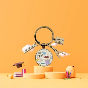 Dettaglio di un portachiavi per insegnanti di matematica con righello e cabochon