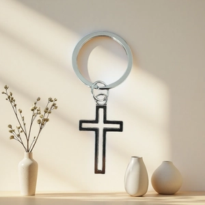 Détail d'un porte-clés à pendentif croix évidée avec finition métallique argentée