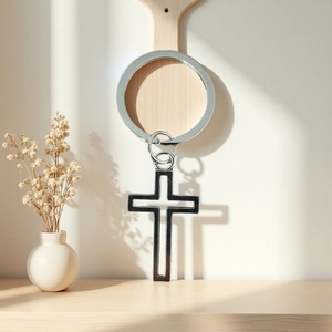 Porte-clés croix évidée en argent sur support bois avec décor floral élégant en fond