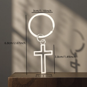 Porte-clés croix évidée en argent sur socle en bois avec jeu d'ombre et de lumière chic