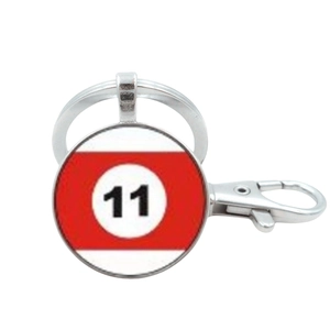 Dettaglio del portachiavi da biliardo numero 11 con anello in metallo e chiusura a moschettone
