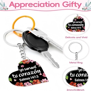 Heart-shaped acrylic keychain with floral pattern and Spanish scripture Salmos 147:3