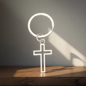 Porte-clés croix en métal argenté poli sur bois avec un éclairage cinématographique
