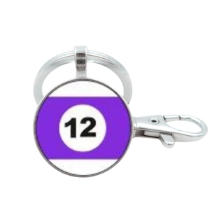 Dettaglio del portachiavi in metallo con motivo a palla da biliardo numero 12 viola