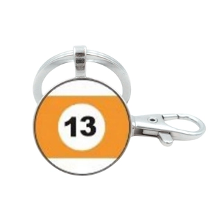 Dettaglio del portachiavi palla da biliardo numero 13 con anello argento e gancio