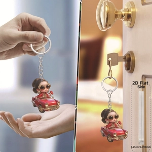 Détail montrant l'épaisseur de 0,25 cm de ce pendentif 2D en acrylique avec voiture rouge