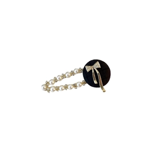 Barrette élégante avec nœud noir matelassé, perles blanches et strass étincelants