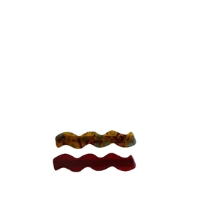 Elegant wave-shaped hair clips in amber tortoiseshell and deep red resin for women