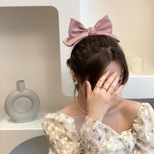 Elegante fermaglio per capelli con fiocco rosa Morandi indossato da una modella