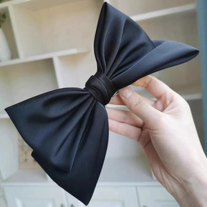 Fermaglio per capelli con grande fiocco 3D in raso nero lucido stile giapponese da donna