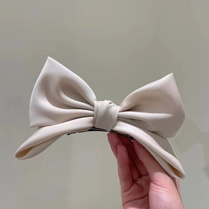 Elegante fermaglio per capelli in raso beige con grande fiocco e design a orecchie di coniglio
