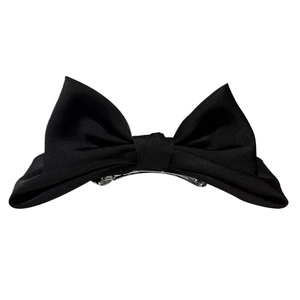Fermaglio per capelli classico con fiocco in raso nero e clip in metallo su bianco