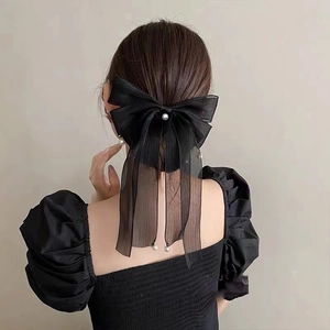 Elegante fermaglio per capelli in tulle nero con nastri fluenti e perle bianche
