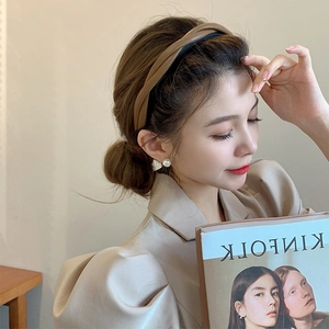 Elegant brown twisted leather headband for women with high-top design for a vintage look