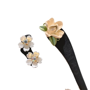 Elegant Korean style floral hair pin and matching stud earrings set with white petals