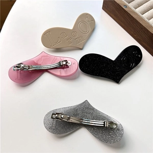 Lot de quatre barrettes à cheveux en forme de cœur pailleté en résine et pinces en métal