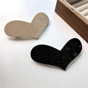 Set de barrettes cœur Y2K avec relief de lettres en strass beige et noir scintillant