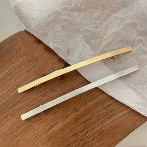 Minimalistische Metall-Haarspangen in gebürstetem Gold und Silber für Damen