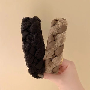 Serre-tête tressé large élégant en dentelle noir et marron pour un look volumineux chic