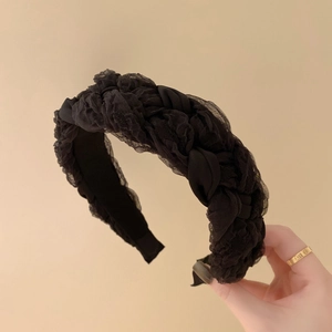 Serre-tête tressé en tulle noir avec texture torsadée pour un volume sur le dessus