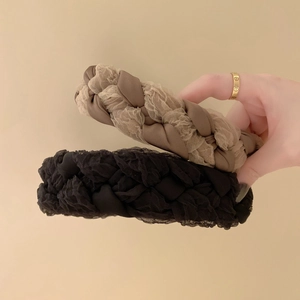 Détail de serre-tête tressés en dentelle résille et satin, couleurs noir et marron doux