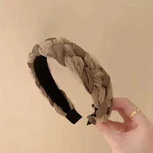 Détail du serre-tête tressé en mesh beige avec texture riche et doublure antidérapante